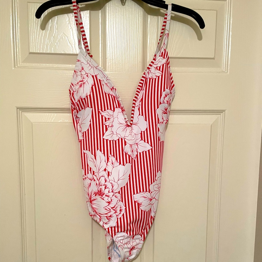 Target One piece swimsuit Size M NWT